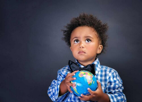 Bambino tiene in mano un globo.