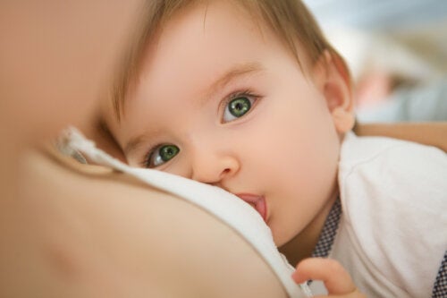 La dentizione del bambino interferisce con l’allattamento al seno?