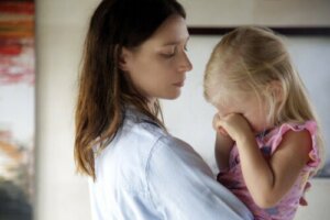 Mi sento in colpa per aver lasciato mio figlio con un'altra persona: è normale?