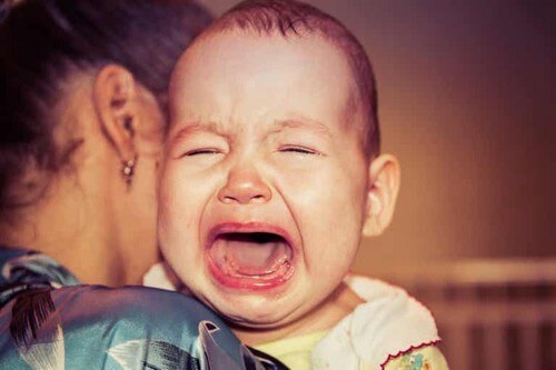 Il mio bambino si sveglia sempre piangendo: perché succede?