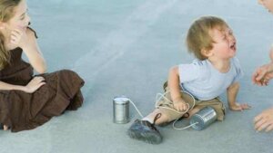 Mio figlio cade spesso: perché succede e cosa posso fare?