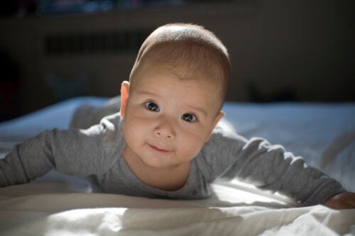 Quando mettere il bambino a pancia in giù? Le chiavi per iniziare