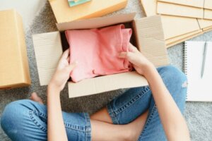 Conservare i vestiti e mantenerli in buone condizioni per un bambino in arrivo