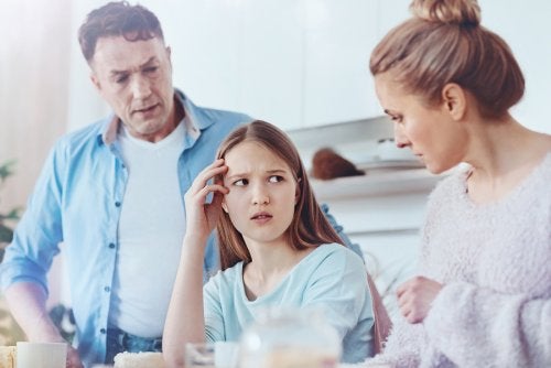 Mio figlio adolescente mi mente: cosa posso fare per evitarlo?