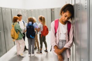Bambini che escludono gli altri: cosa fare per correggere questa tendenza?
