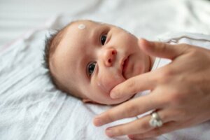 Mantenere idratata la pelle del bambino: ecco alcuni trucchetti