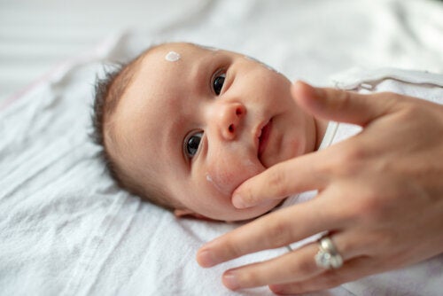 Mantenere idratata la pelle del bambino: ecco alcuni trucchetti