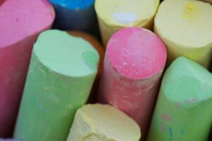 Gessetti colorati: ecco come prepararli in casa