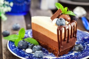 Torta ai tre cioccolati: la ricetta per un dolce ideale per i bambini