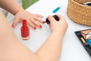 Smalti per unghie maschili e femminili: sono sicuri per la salute?