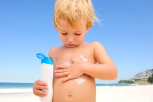 10 errori comuni quando si applica la protezione solare ai bambini