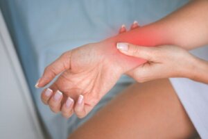 Formicolio alle mani in gravidanza: cause e rimedi