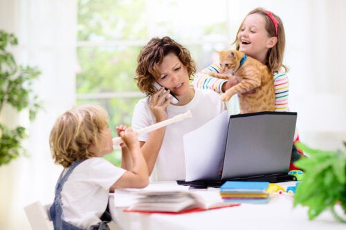 Lavorare da casa e intrattenere i figli: come fare?