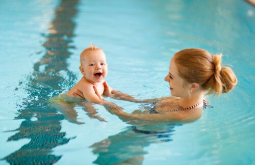 5 esercizi di stimolazione in acqua per bambini