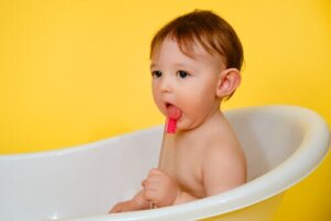 Pulire la lingua del bambino: come fare?