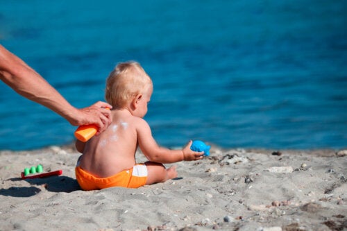 Pelle del bambino in estate: cure e consigli