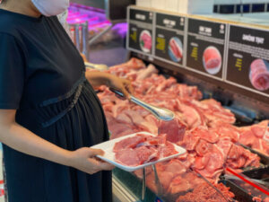 Mangiare carne in gravidanza: cosa dovreste sapere
