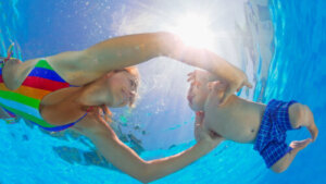 Il primo bagnetto in piscina del bambino