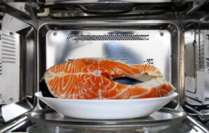 Salmone al microonde in 4 minuti, una ricetta semplice per tutta la famiglia