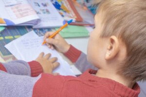 Vantaggi della scrittura a mano per i bambini