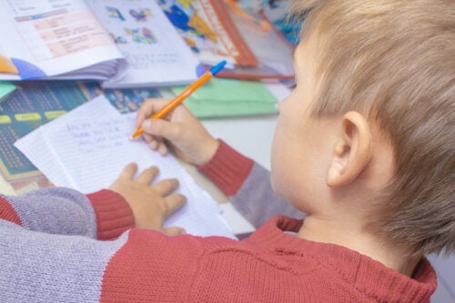 Vantaggi della scrittura a mano per i bambini