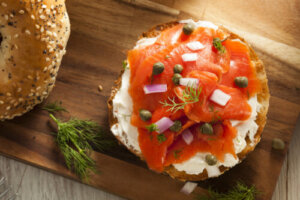 Mangiare salmone affumicato in gravidanza, si può?