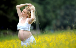 Come prendersi cura dei capelli in gravidanza