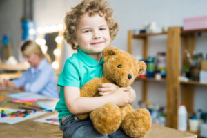 Perché l'oggetto dell'attaccamento è importante durante l'infanzia?
