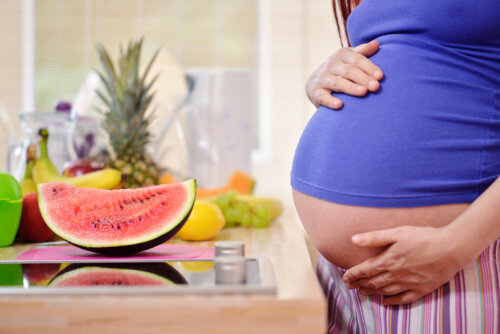 Si può mangiare l'anguria in gravidanza?
