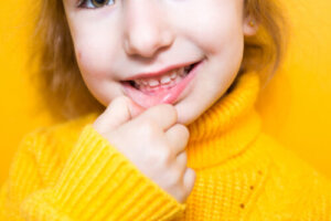 I denti permanenti sostituiscono i denti da latte: spieghiamo il processo