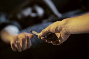 Come aiutare un ragazzo che fuma spinelli
