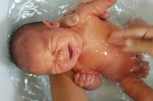 Il bambino non dovrebbe essere lavato alla nascita?