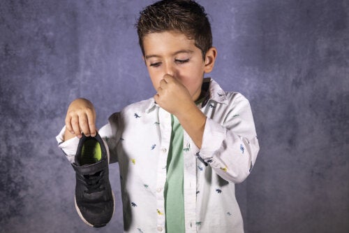 11 consigli per evitare l'odore dei piedi nei bambini