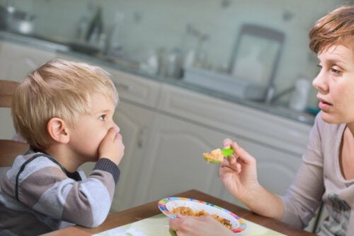9 frasi da non dire ai bambini quando non vogliono mangiare