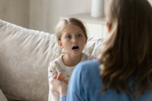 Il bambino non si fa capire quando parla: perché?