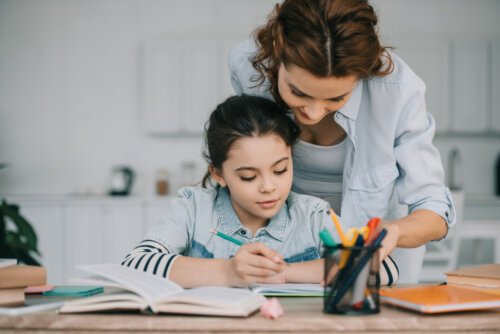 Aiutare i figli a fare i compiti (senza farli al posto loro)