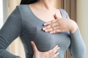 Come allattare al seno con capezzoli piatti o invertiti?