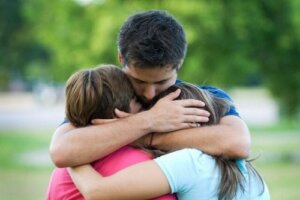 Aiutare i figli ad affrontare il divorzio: 11 passaggi