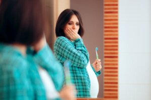 Carie in gravidanza: perché aumenta il rischio di soffrirne, come prevenirle e perché vanno curate