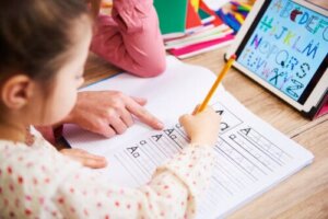 Scrivere a mano aiuta i bambini a leggere?