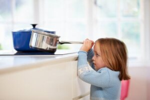 Mio figlio si è bruciato la pelle con del liquido: cosa posso fare?