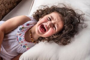 Bambini che vogliono attenzioni: cosa c'è dietro e come agire?