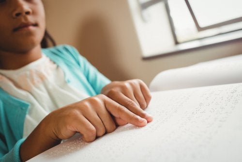 Bambini con disabilità visive e adattamento dei materiali