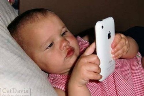 In che modo iPad e smartphone influenzano i bambini sotto i 2 anni