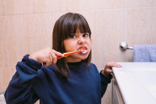 Non vuole lavarsi i denti: come convincere i bambini a lavarsi i denti ogni giorno