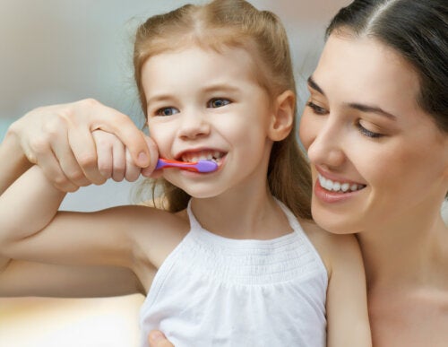 Guida alla corretta spazzolatura dei denti nei bambini
