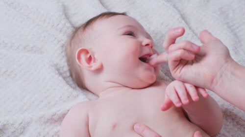 Neonati con i denti natali e neonatali