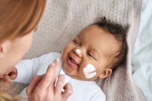 Cosmetici per bambini: indispensabili per la cura della loro pelle