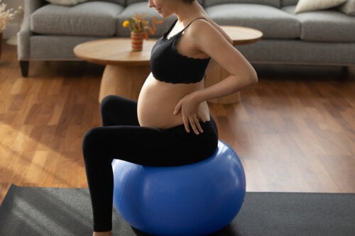 I migliori esercizi con la fitball da fare in gravidanza