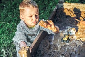 5 motivi per cui dovresti lasciare che i tuoi figli si sporchino